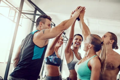 Ventajas de entrenar en grupo en el gimnasio