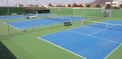 Club de tenis saque y volea
