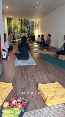 MÁKIA Holistic yoga शाल
